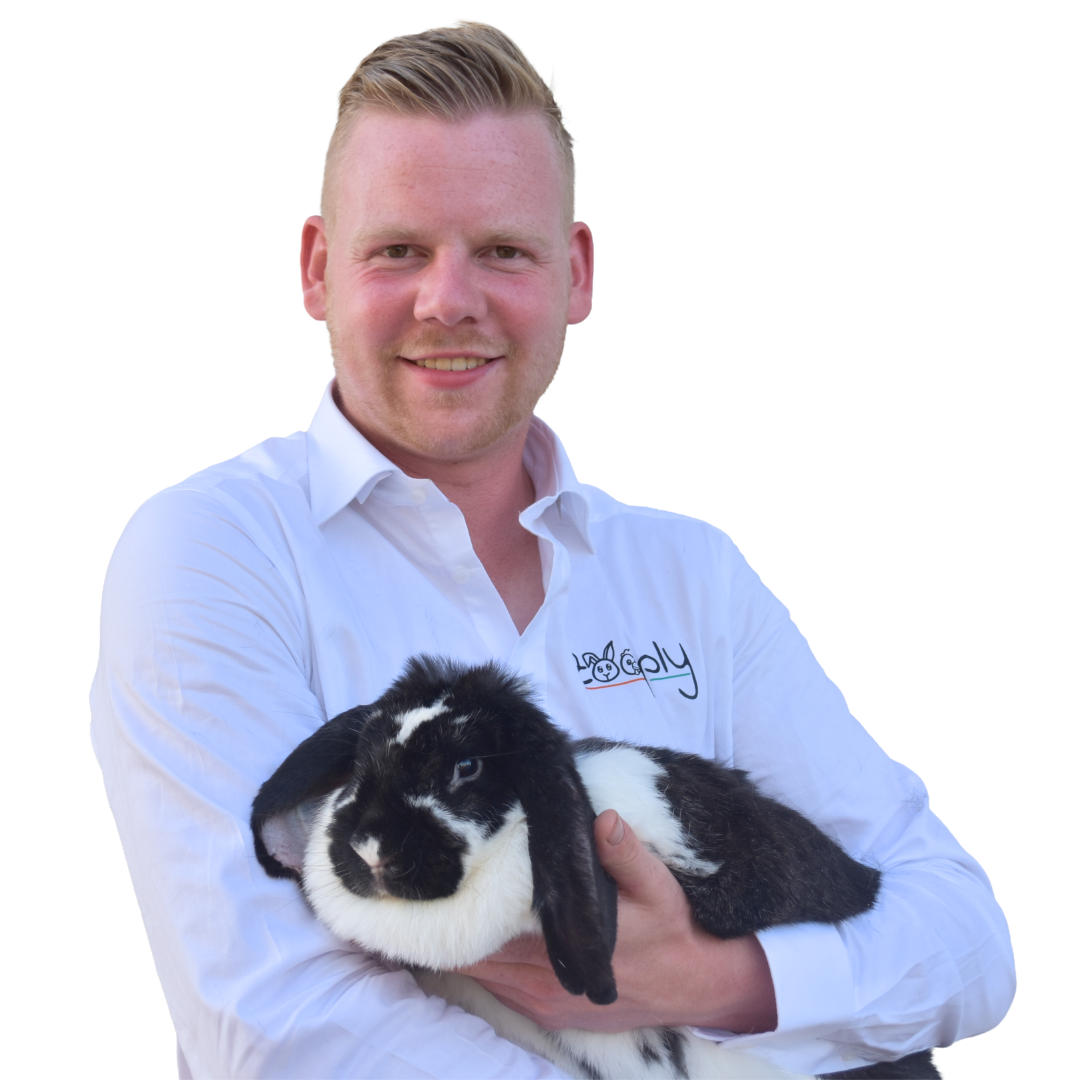 Medewerker van 't Knaagplein met een konijn